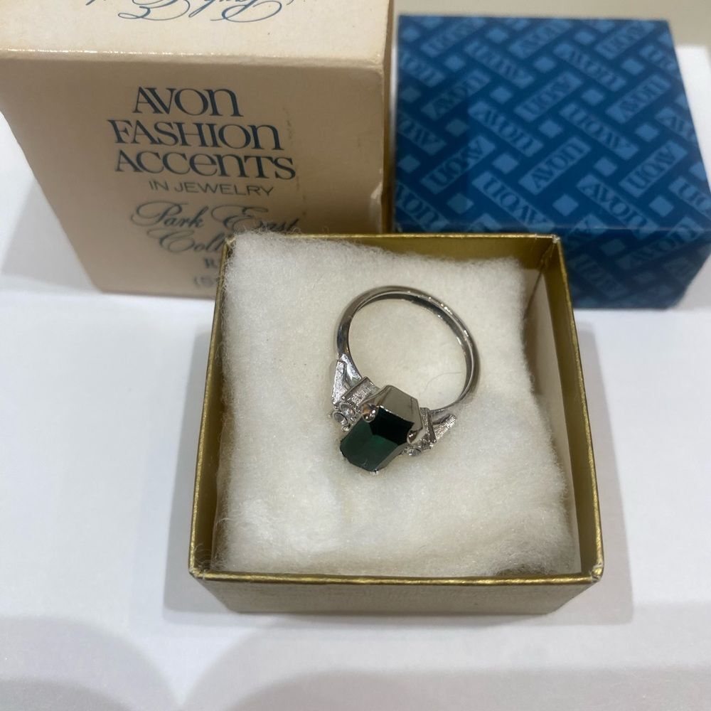 Avon Fashion Accent Park East Collection Ring Faux Emerald silvertone NIB